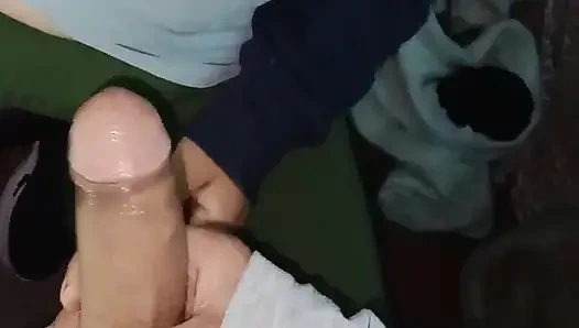 Sarışın canlı bilgisayarın yanında beni emiyor