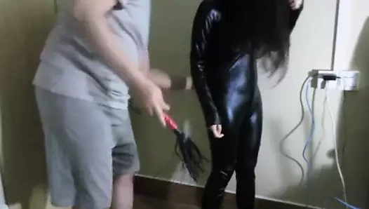 Bdsm barlar ve biraz kırbaçlama ile lateks catsuit