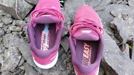 Karımın Nike spor ayakkabısı üzerinde üç kez boşalıyorum