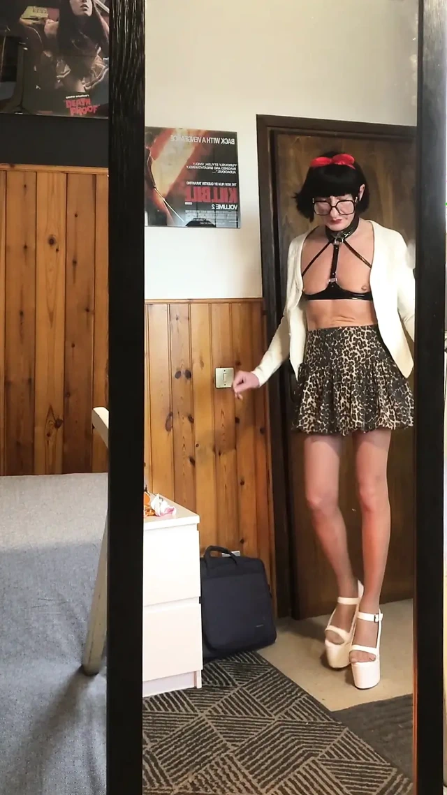 Yeni Yüksek Beyaz Ayakkabılarla Yürümek