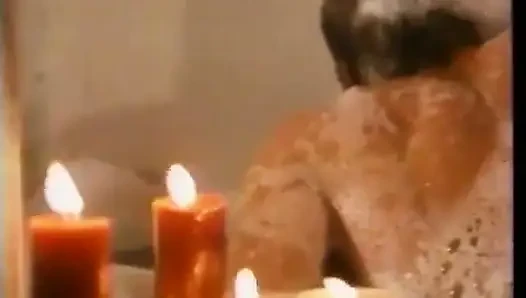 Dik memeli seksi esmer kız çıplak soyunmayı ve büyük bir kaya sert yarak emmeyi seviyor