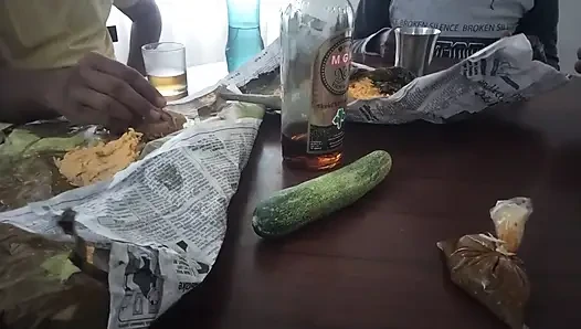 Akşam yemeği masasında edepsizce konuşan Tamil
