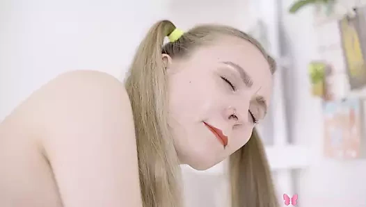 Yalnız esmer genç kız 4k'da parmaklarını kullanarak mastürbasyon yapıyor.