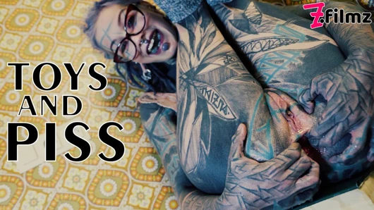 Dövmeli bebek Anuskatzz her iki sıkı deliğini de sikiyor