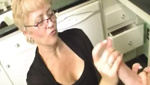 Olgun üvey anne bukkake'ye kadar üvey oğlunu mastürbasyon yapıyor