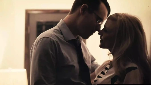 Annenin oğlu - sadakatsiz koca sikli adam genç erkek avcısı komşu Nina Hartley'i tutkuyla mahvediyor