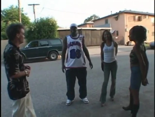 Bir otelde siyah kız beyaz adam için elbiselerini aşağı soyunur