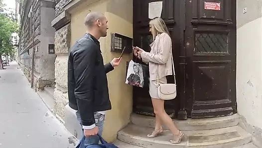 Ona bir daire kiralamak istiyor ve adam ona büyük yarağıyla ödüyor