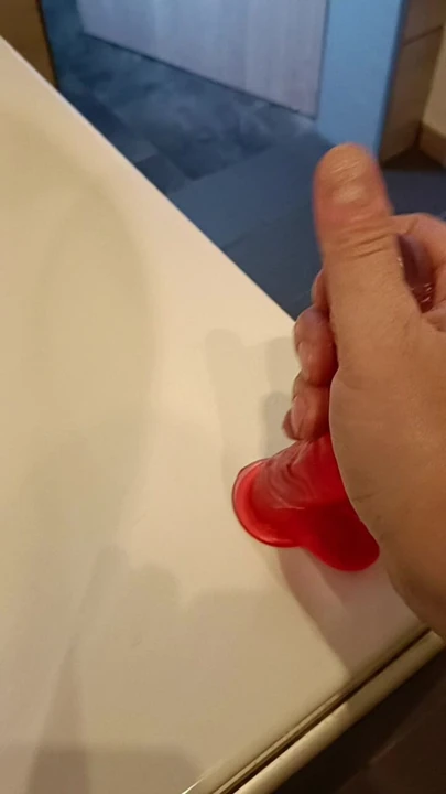 Dildoyla mastürbasyon yapıyor