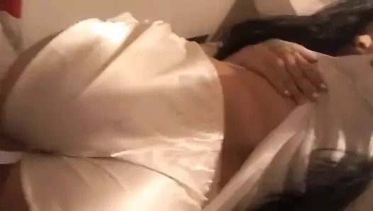 Genç kız yanıp sönen bazı sıkı kedi