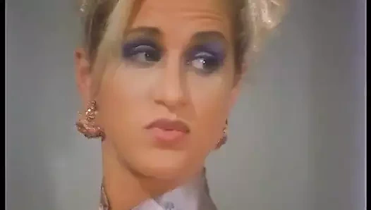 Mükemmel göğüslü vahşi sürtükler uzun yarak profesyoneli ile ateşli grup seks yapıyor