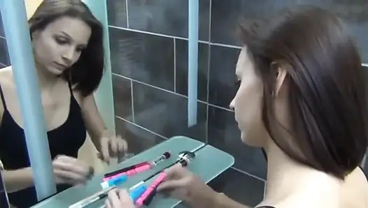 Makyaj yapmak üzereydi, o da onu sevmek üzereydi