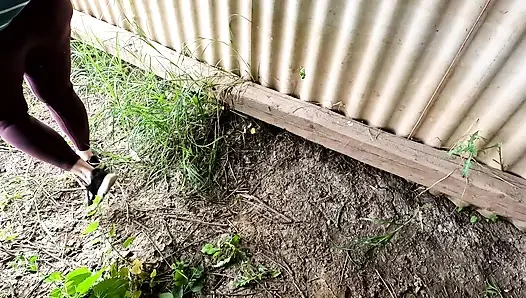 Ahırda göğüslerini tamamen çıplak dövdürmek zorunda