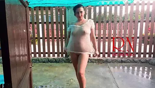 Yaz yağmurlu gün. ıslak iç çamaşırı. yağmur. şemsiye. özel, orta yaşlı, azgın, oyuncak bebek, iç çamaşırı, köle, ıslak, külot, yağmur