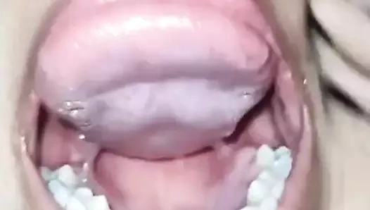 Şişmiş gırtlak ve küçük pisscum ile götten ağza