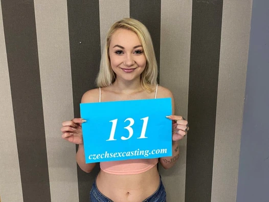 Tatlı titted sarışın beslenen bazı horoz