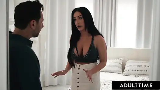 ADULT TIME - büyük memeli orta yaşlı seksi kadın Jennifer White oda arkadaşına korunmasız tutkulu biniş ve domaltarak teşekkür ediyor
