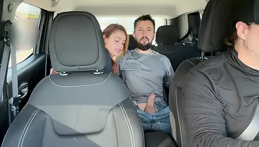 Çifti Uber'imle yakaladım ve arka koltukta kalmaları için bıraktım