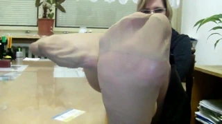 Öğretmen kokan bronzluk naylon ayaklarını gösteriyor