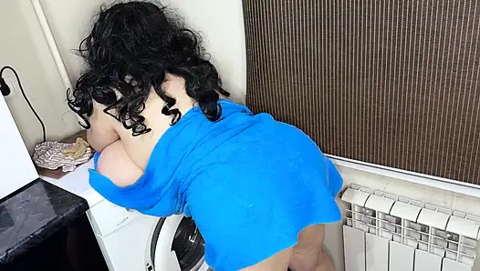 Büyük memeli ve büyük götlü büyük götlü büyük memeli olgun üvey anne duş sonrası havluya sarılmış üvey oğluna sakso çekiyor ve anal seks yapıyor