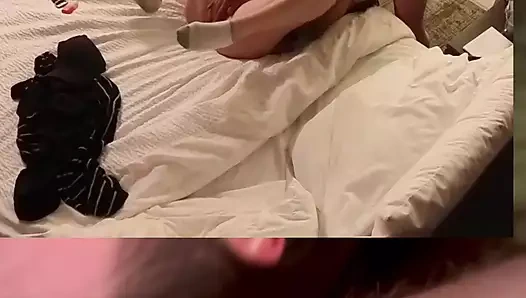 Oteldeki ev bekçisi babasını emiyor ve dölle doluyor