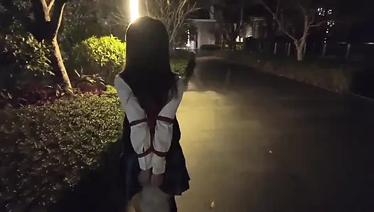 Okul üniformalı Hs19-a kız sokaklarda dolaştı