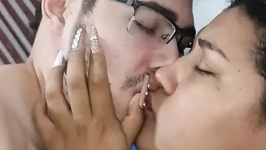 New York Abd'li 18 yaşındaki esmer büyük sarkık memeler üvey erkek kardeşinin büyük yarak kasabasını sikiyor