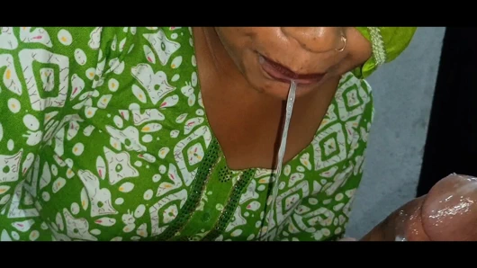 Hintli yakın çekim sakso ve ağzına boşalma