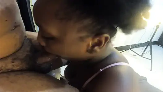 Akşamları, kız arkadaşının yarak üzerinde tutkuyla emiyor - jhodez1