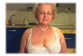 yaşlı kadın tayt giyer