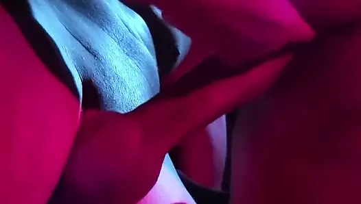 Büyük memeli orta yaşlı seksi kadın ihtiyaçlarını karşılamak için esaret altında bir adam kullanıyor