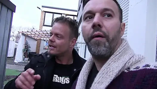 Büyük götlü esmer göğüslerini ıslatıyor