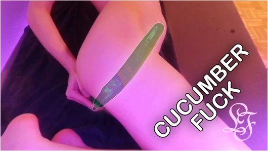 Büyük bir göbek şişkinliği için cucumber'a biniyor!