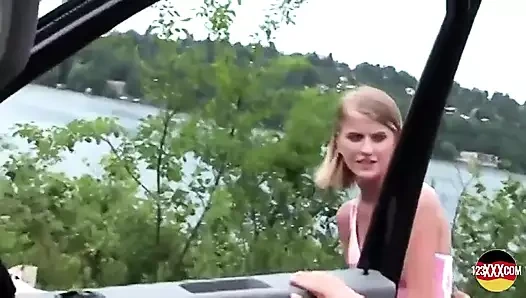 Tatlı, sıska sarışın arabada domalmayı seviyor.