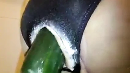 ereccion anal con pepino.