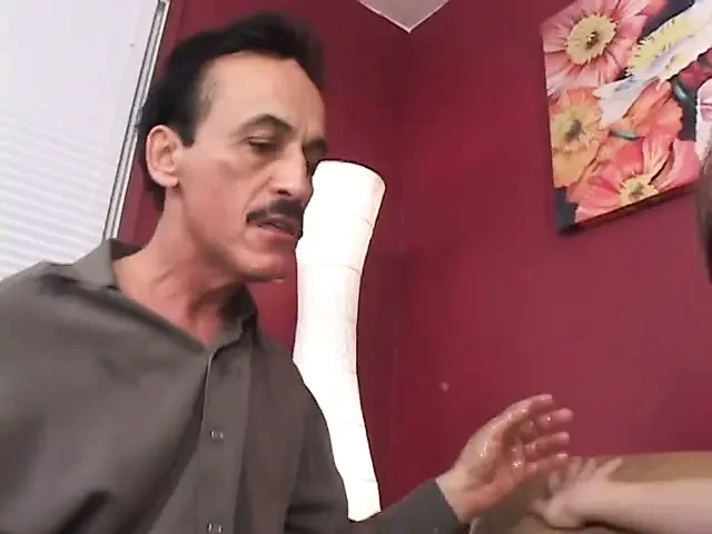 Experineced aygır ve azgın orta yaşlı seksi kadın kanepede sert sapık sikişiyor