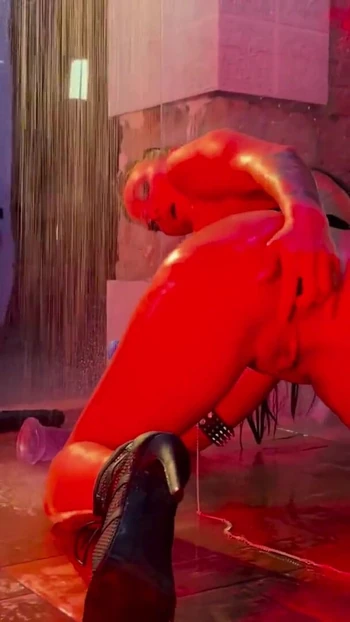 Обязательный для обмена момент из "Рок-звезда Моника Фокс трахнула дырки с двойным проникновением и розочкой большими дилдо в душе"