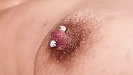 Meme uçları pirsingli çıplak kız sana çıplak vücudunu gezdiriyor