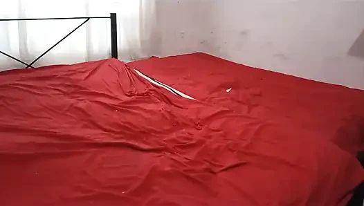 Сексуальная мачеха чистит спальню в стрингах и снимает себя на видео для ее пасыня
