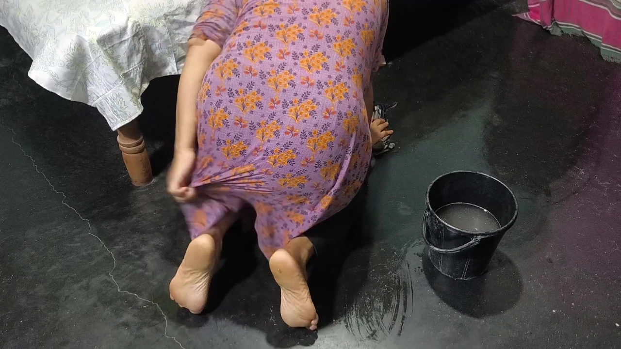 मेरी आंटी घर की सफाई कर रही है और मैंने अपनी सौतेली आंटी को गले लगाया