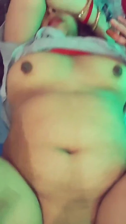 "Hintli yenge gece yarısı yüksek sesle inliyor ve ateşli seks videosu" dan ikonik an