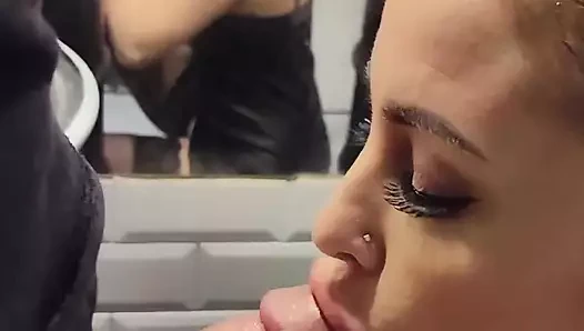 Ateşli orta yaşlı seksi kadın mans club tuvaletinde götten sikiliyor