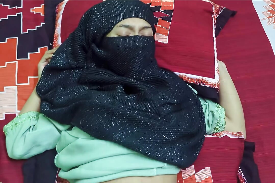 Seksi bir bayan büyük göğüslerini gösterdiğinde ve sert sikişmek için çıldırdığında