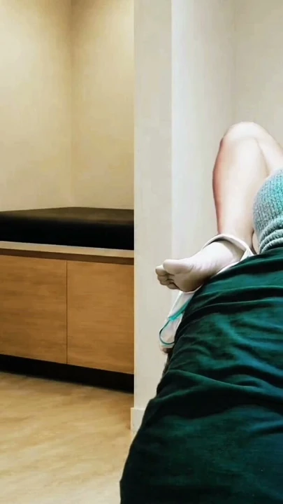 Istri nakal berhijab ini ngebiarin bosnya jilat memek beceknya di kantor | Clip 1
