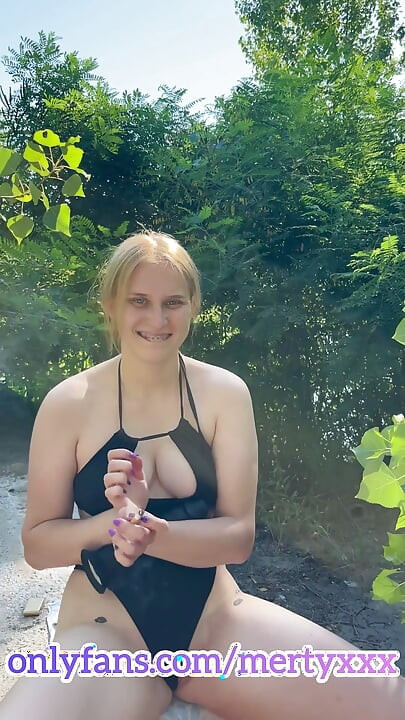 Beni kimse görmeden plajda sigara içiyor ve sikişiyor