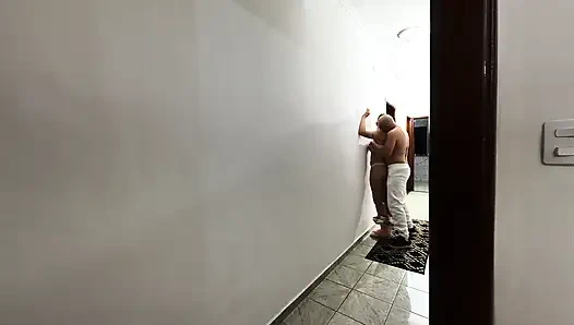 Üvey babam benimle kuru sikişiyor ve koridorda bana mastürbasyon yapıyor.