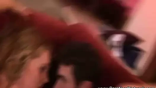 Farklı bir deneyime sahip porno yıldızları ile çılgın bebek 3some