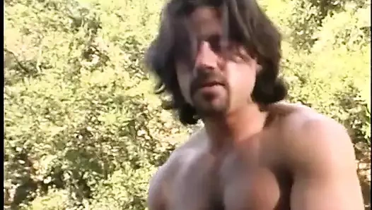 Yuvarlak götlü şehvetli genç kız uzun beyaz yarağa biniyor