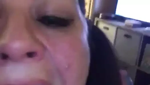 Amy l.- büyük götlü beyaz kız 9 inçlik dildoda ağlayarak boğuluyor