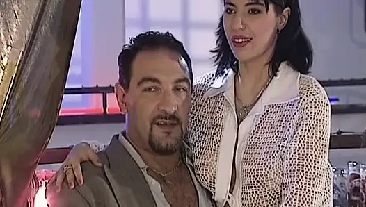 Ateşli anal grup sekste birinci sınıf Alman kızlar yarağa biniyor